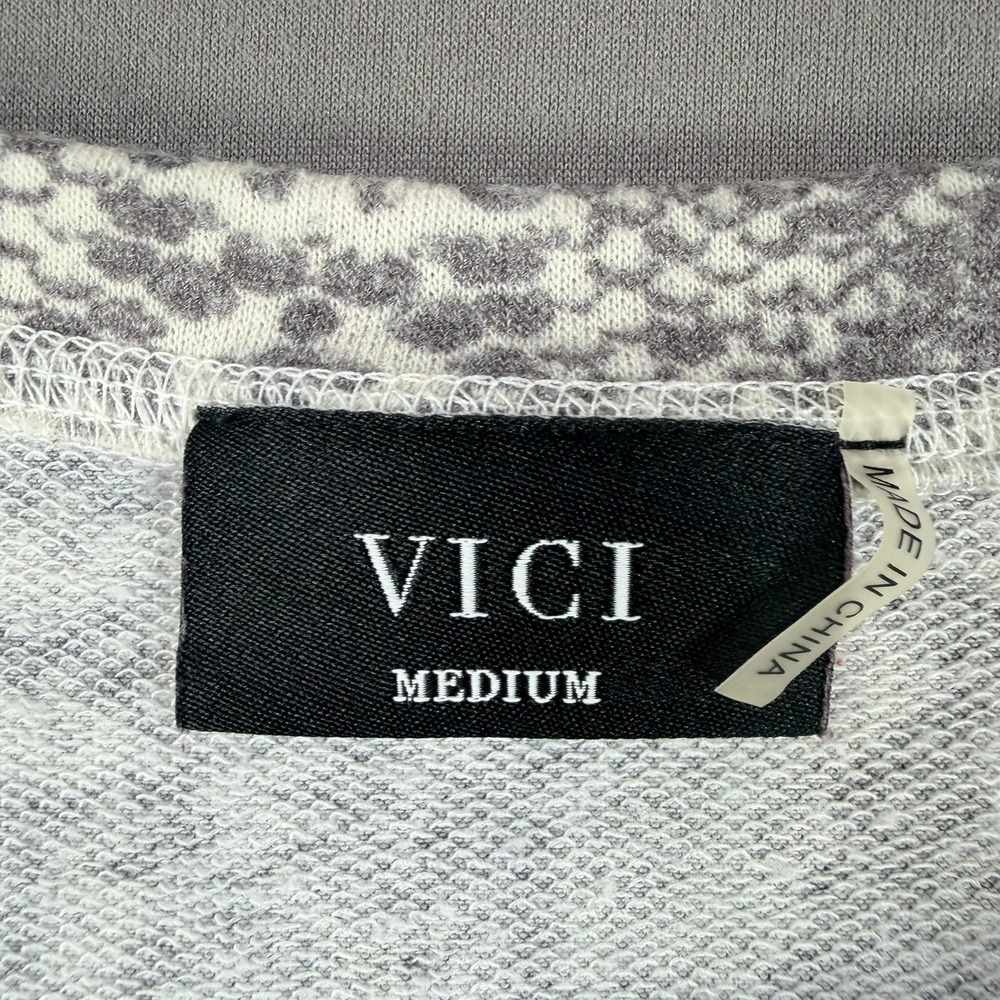 VICI Snakeskin Print Top Womens Medium Grey White Animal Crew Neck Casual FT4849 - Picture 3 of 7